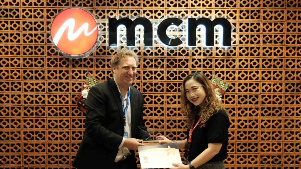 best-hr-leader-kartini-aprilia-sucahyo